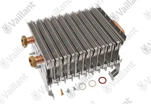Vaillant-Wärmetauscher in rechteckiger Form mit seitlichen Kupferanschlüssen und mehreren Metalllamellen zur Wärmeübertragung. Schrauben und Dichtungen liegen bei.